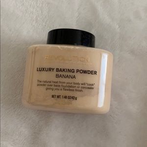 MAKEUP REVOLUTION BANANA BAKING POWDER